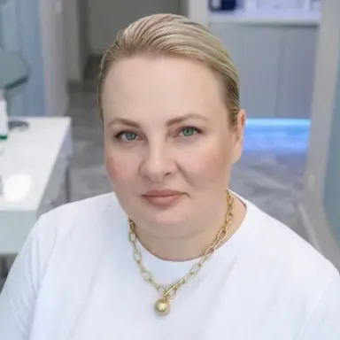 Наталья Иванова, автор текстов, в кабинете косметологии